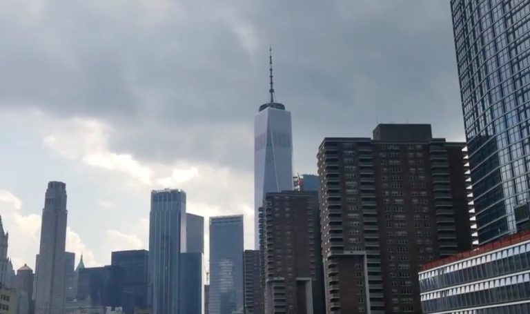 [Video] Ovni negro y a gran velocidad fue grabado entre los edificios de Nueva York