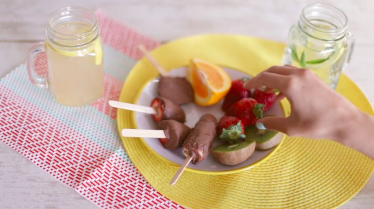 [Receta] ¡Paletas frutales para los niños!