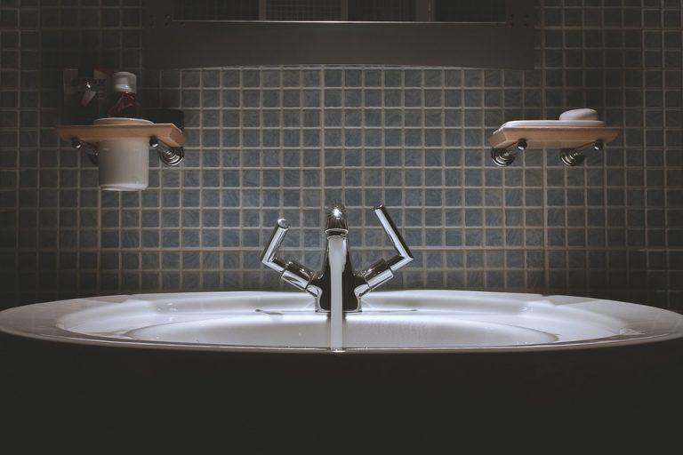 [Sanación] Cómo darnos un baño con limón y sal para limpiarnos de las energías negativas