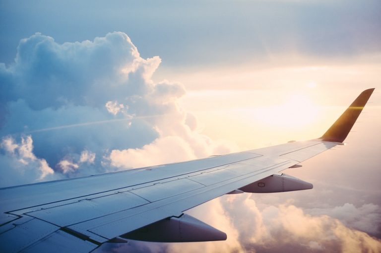 [Video] Ocho esferas brillantes son grabadas siguiendo un avión de pasajeros