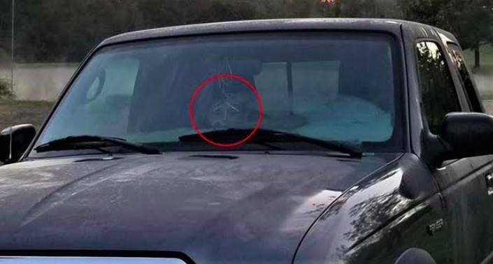 [Video] Escalofriante rostro del fantasma de un niño es fotografiado dentro de una camioneta