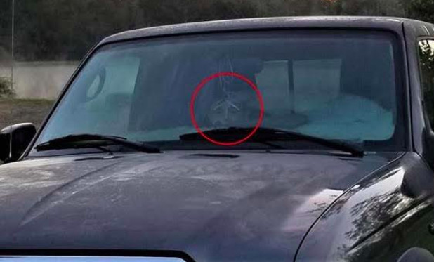 [Video] Escalofriante rostro del fantasma de un niño es fotografiado dentro de una camioneta