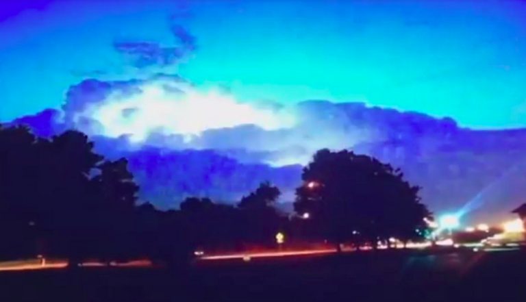 [Video] Testigo graba una extraña tormenta y capta un ovni a gran velocidad