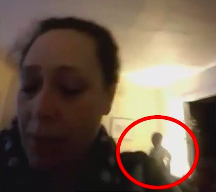 [Video] Misteriosa criatura oscura aparece detrás de una mujer durante un video chat