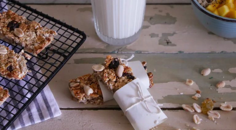 [Receta] ¡Ahorra y cocina tus propias barras energéticas!