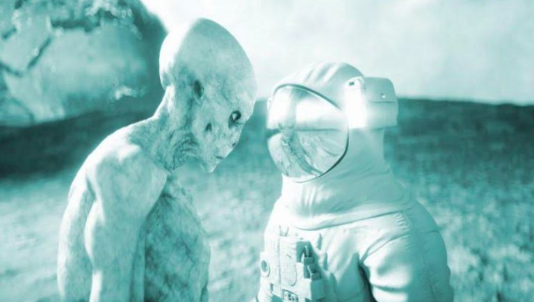 [Revelación] ¡La entrevista donde Armstrong afirma que en la Luna había naves muy superiores a las de la Tierra!