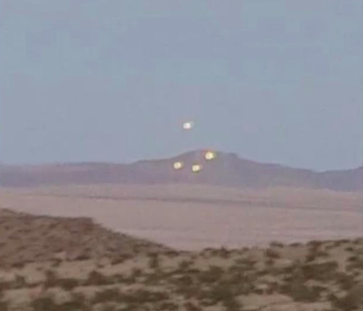 [Video] Múltiples luces aparecen sobre un desierto mientras un grupo de gente meditaba