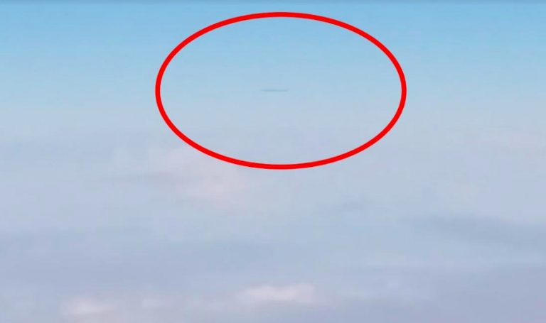 [Video] Un enorme ovni con forma de cigarro es grabado suspendido en el aire desde un avión