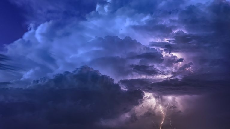 [Consejo] Invoca a los Ángeles de la Llama Violeta y transmuta tu energía