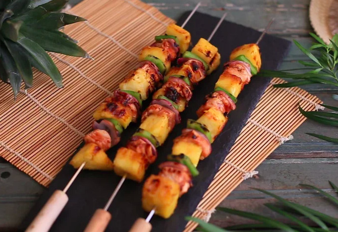 [Cocina] Disfruta en familia estas ricas brochetas hawaianas