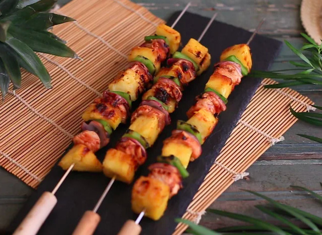 [Cocina] ¡Deliciosas brochetas hawaianas para disfrutar en familia!