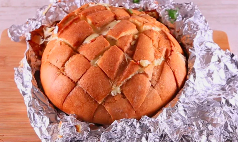 [Cocina] Disfruta de este delicioso pan de ajo con queso
