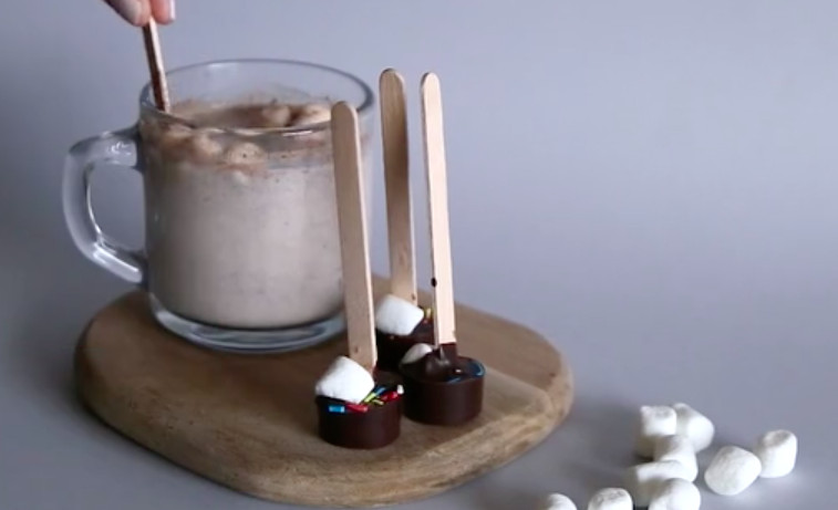 Disfruta de estas ricas paletas de chocolate caliente