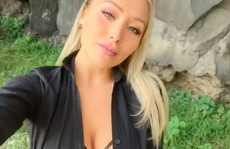 La sexy Dani Chávez usando transparencias