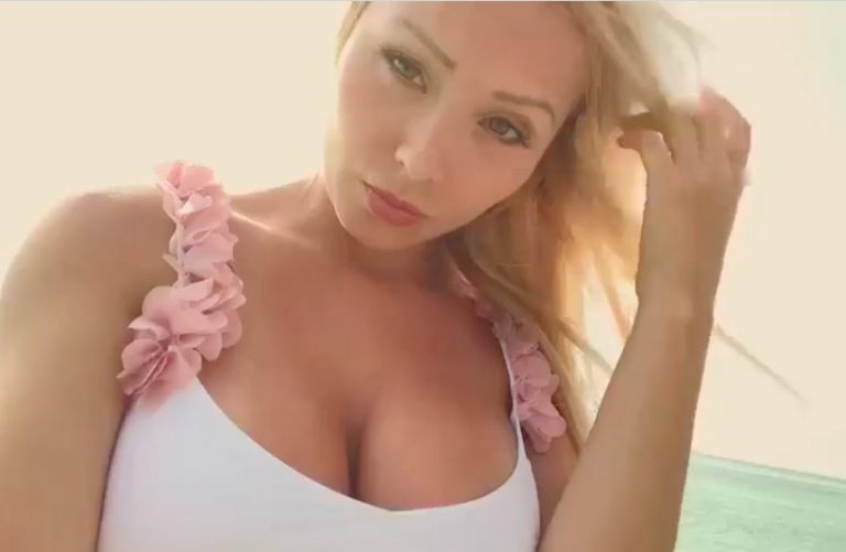 Dani Chávez tomando sol en el paraíso