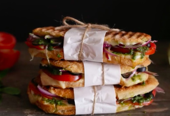 Disfruta de este exquisito panini italiano