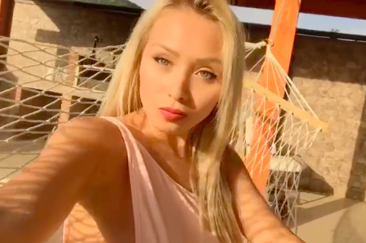 Dani Chávez aprovechando el sol santiaguino