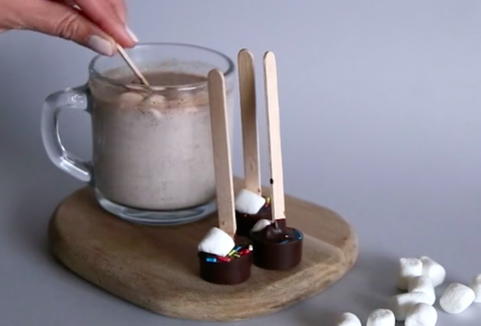 Prepara estas deliciosas paletas de chocolate caliente