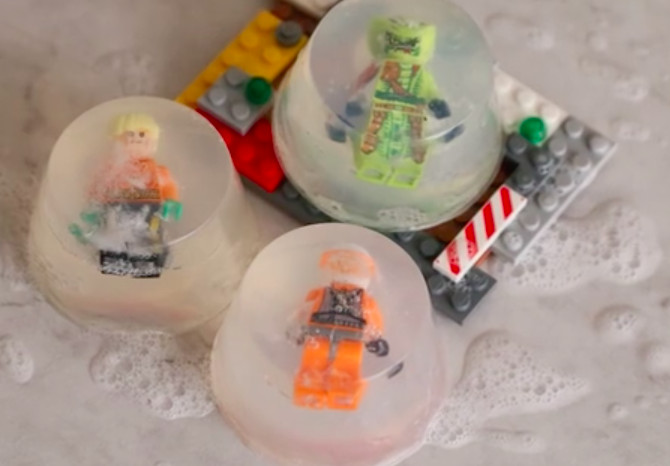 Crea este atractivo jabón lego
