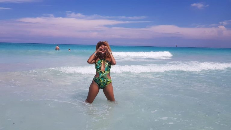 Betsy Camino disfrutando en la playa