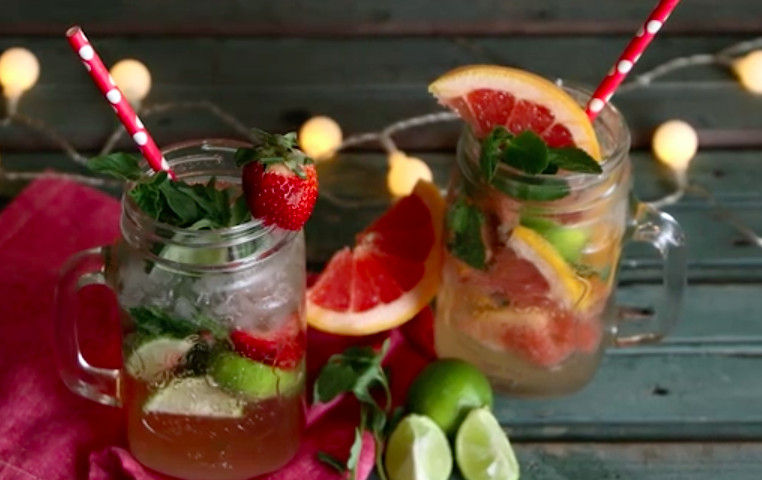 Prepara un rico mojito de fresas sin alcohol
