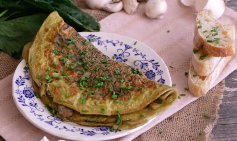 Prepara un rico omelette de espinaca y champiñón