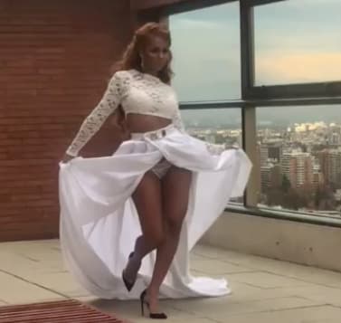 Betsy Camino modela para ti