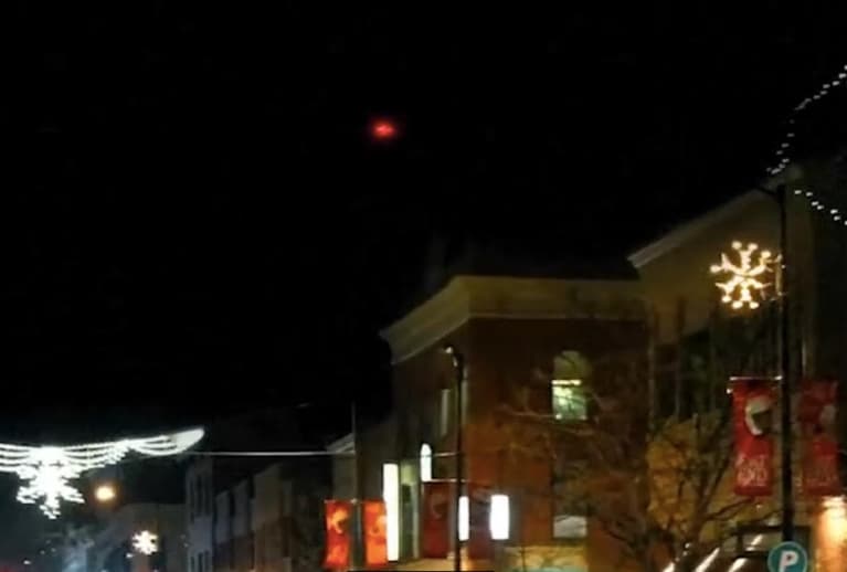 Enorme luz roja suspendida en el cielo es vista en varias ciudades del planeta ¿Señal de que algo se acerca?