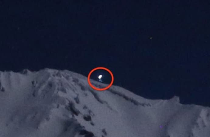 Ovni es fotografiado saliendo del Monte Shasta: Lugareños creen se esconde una base extraterrestre