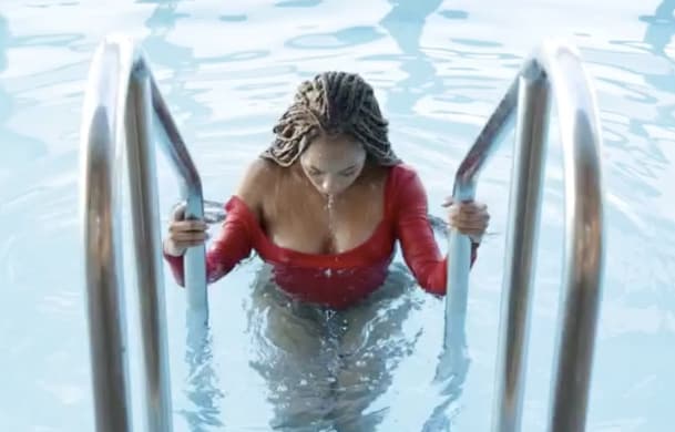 Betsy Camino nadando sexymente!