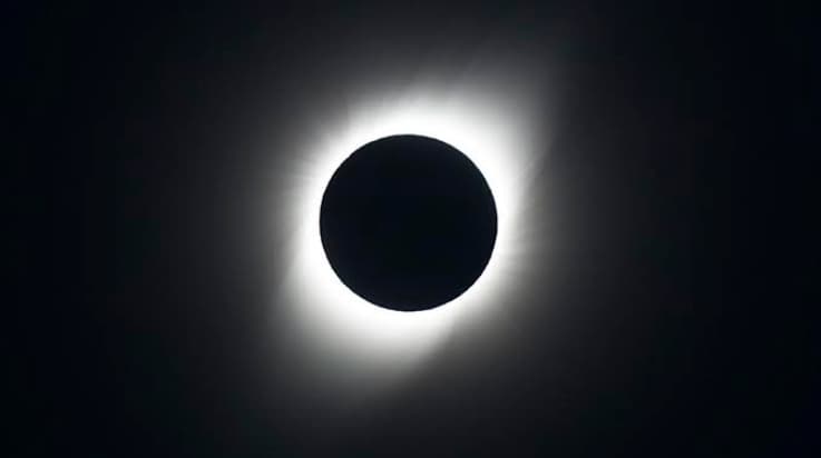 ¡Durante el eclipse en Chile fue grabado un ovni a gran velocidad!