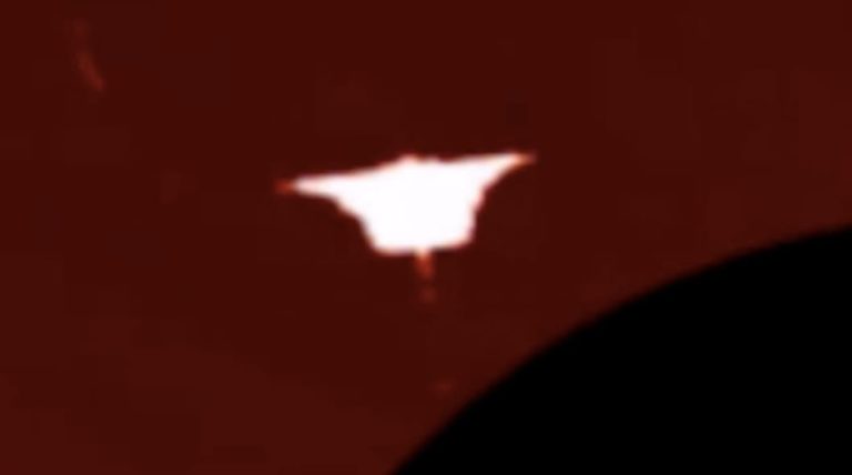 ¡Un gigantesco objeto con forma de ángel es grabado saliendo de nuestro Sol!