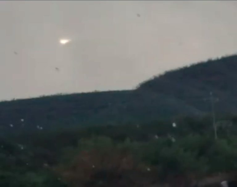 Enorme objeto luminoso suspendido en el cielo es grabado en México
