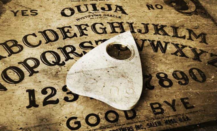 ¡Espeluznante video de una ouija moviéndose sola! ¿Fake o una de las mejores evidencias paranormales?