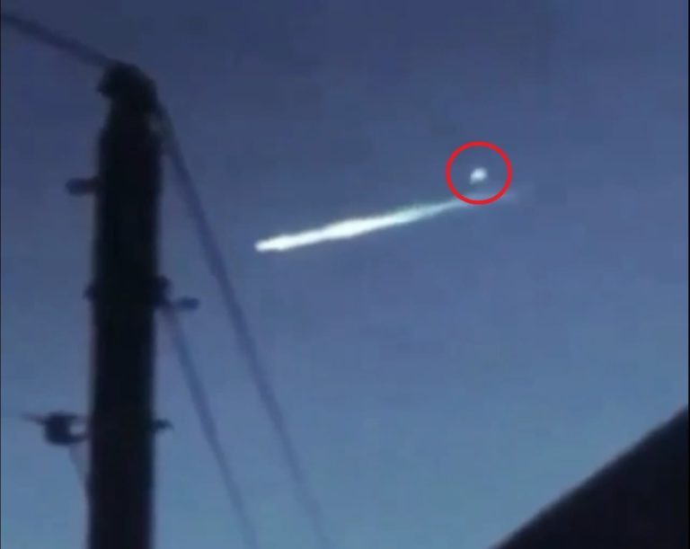 Turistas graban un ovni que se separó de un meteorito que pasaba sobre las Pirámides de Egipto
