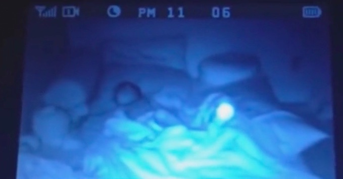 Impresionante orbs es grabado en el dormitorio de un pequeño bebé