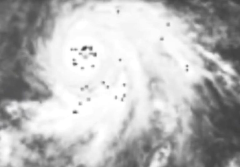 Una flota de ovnis fue grabada por un satélite entrando al ojo de un huracán