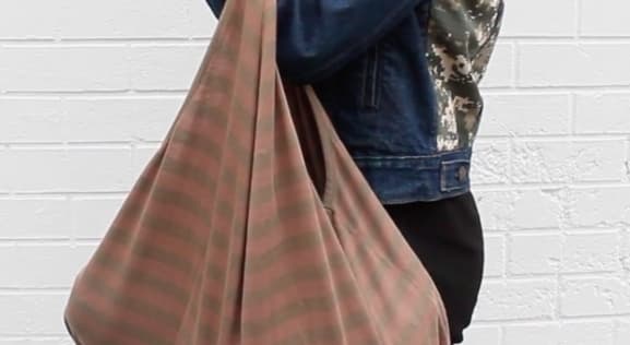 Recicla con esta camisa playera convertida en bolso