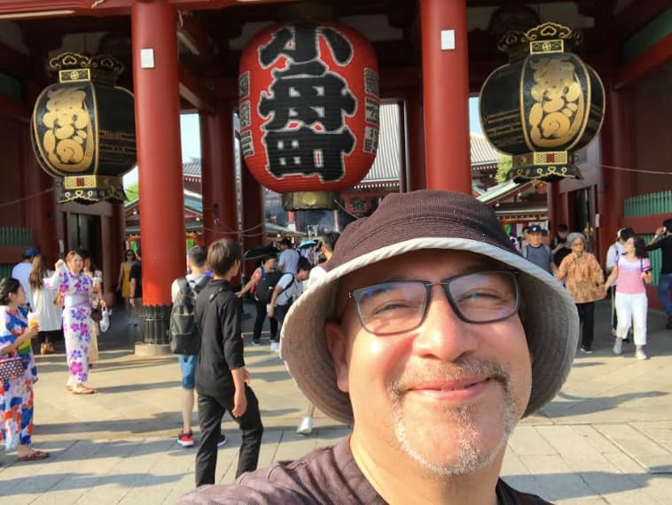 Salfate se sacó la fortuna y el destino en un Templo Budista en Japón