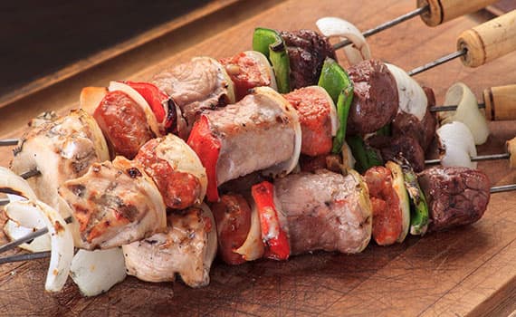 A cocinar anticuchos veganos y de carne!