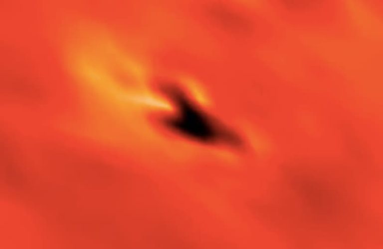 ¡Anomalía con forma de nave es vista desde hace más de un mes cerca del Sol!