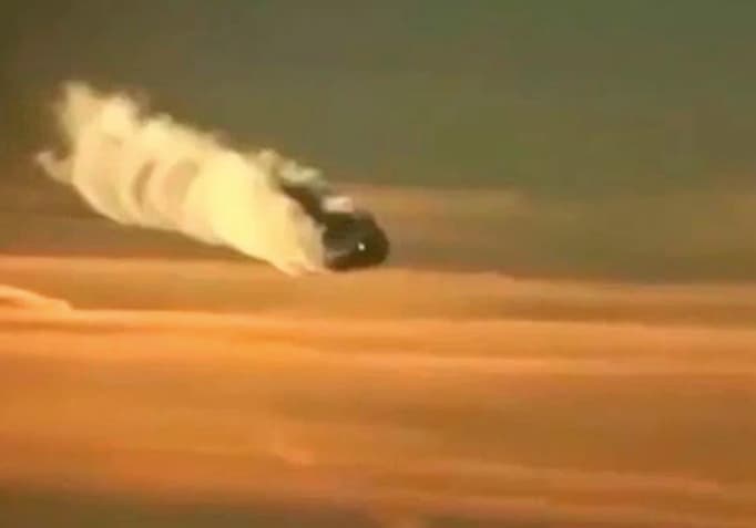 Controversial grabación de un ovni desde un avión de pasajeros ¿Fake o uno de los mejores videos de un ovni hasta ahora?