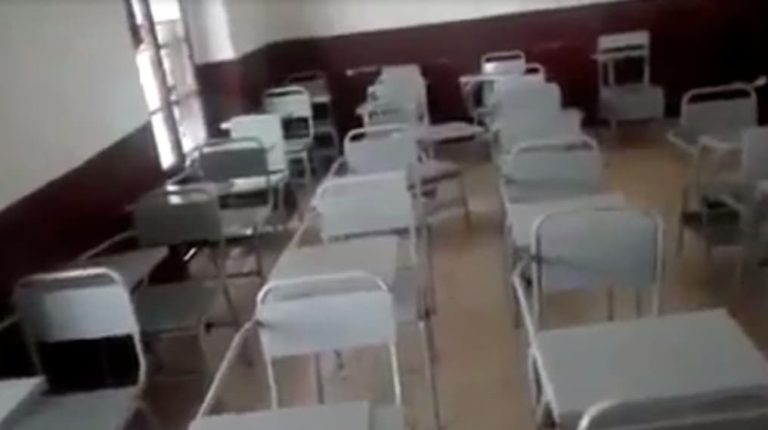 Profesor graba unas sillas que se mueven solas en una sala embrujada ¡El video es espeluznante!