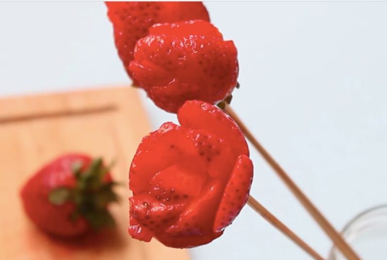 Frutillas entretenidas en forma de flores