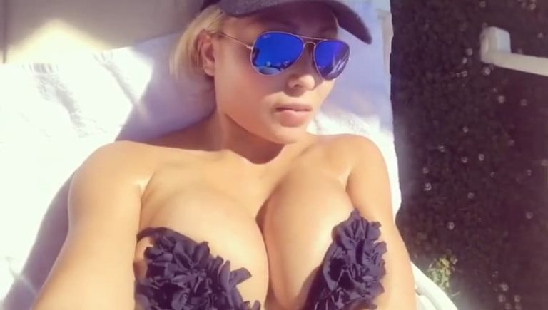 Dani toma sol ligera de ropa