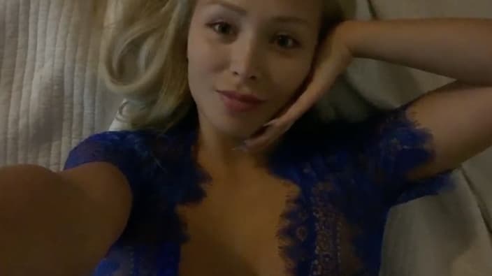 Dani descansando en su cama