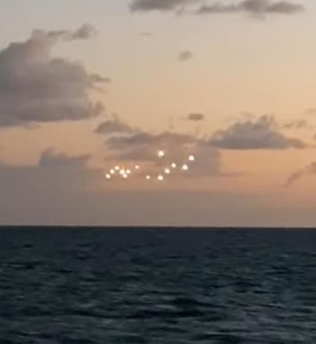 Impresionante video de 14 objetos muy brillantes flotando en una extraña formación sobre el Océano