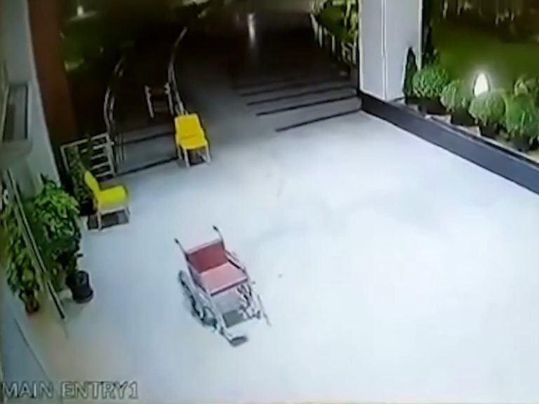Evidencia paranormal! Cámara de seguridad muestra una silla de ruedas moviéndose en un hospital de la India