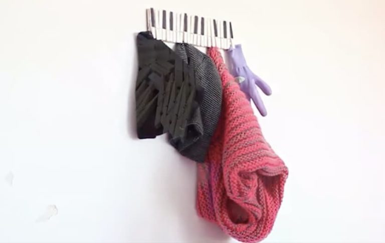 Colgador en forma de piano
