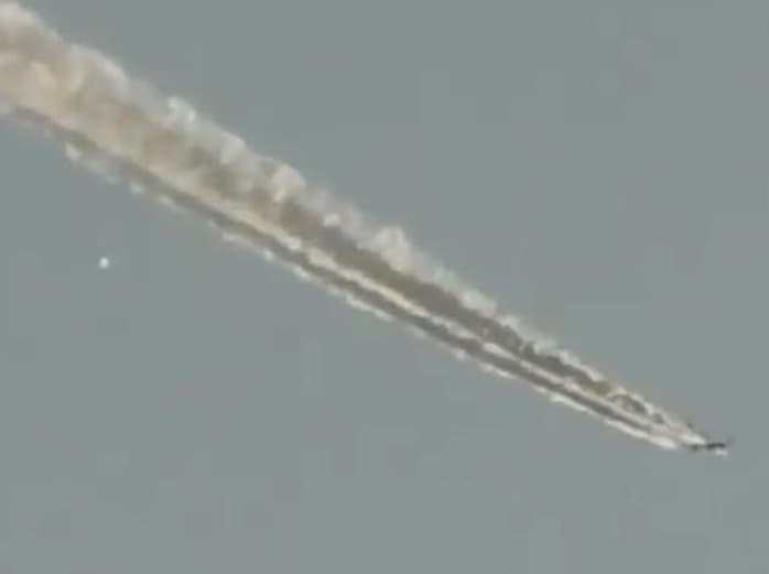 Ovni aparece repentinamente mientras un avión rociaba una estela química ¿Hay alguna relación entre los chemtrails y los ovnis?